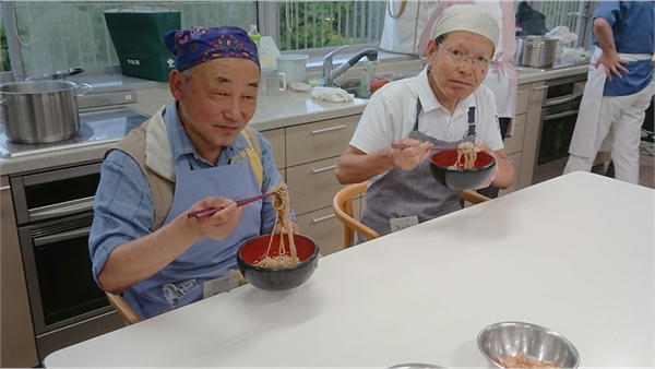 試食中