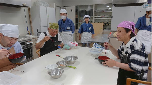 試食中