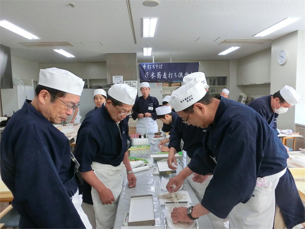 お持ち帰り用そばのパック詰め　慎重に行っています
