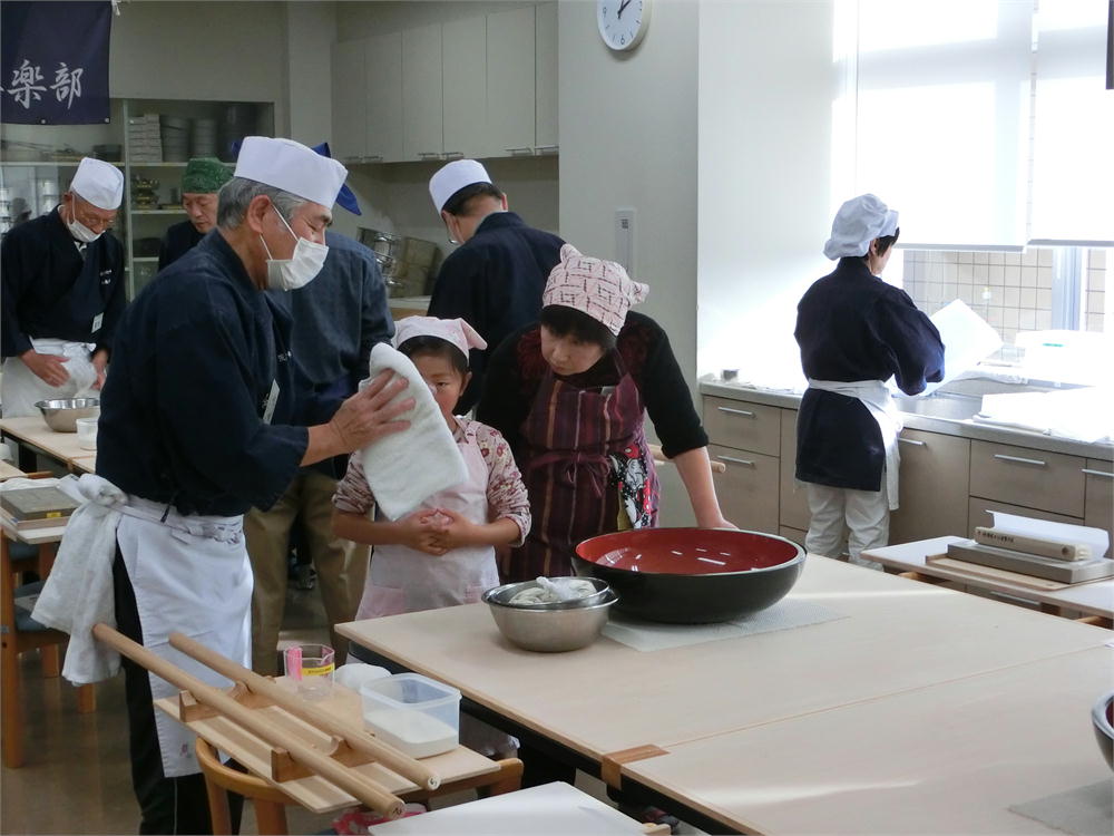 親子で仲良くそば打ち
