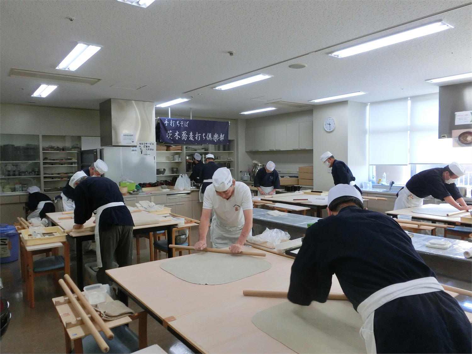 お客様へ提供するそば打ち　気合いを入れて準備中
